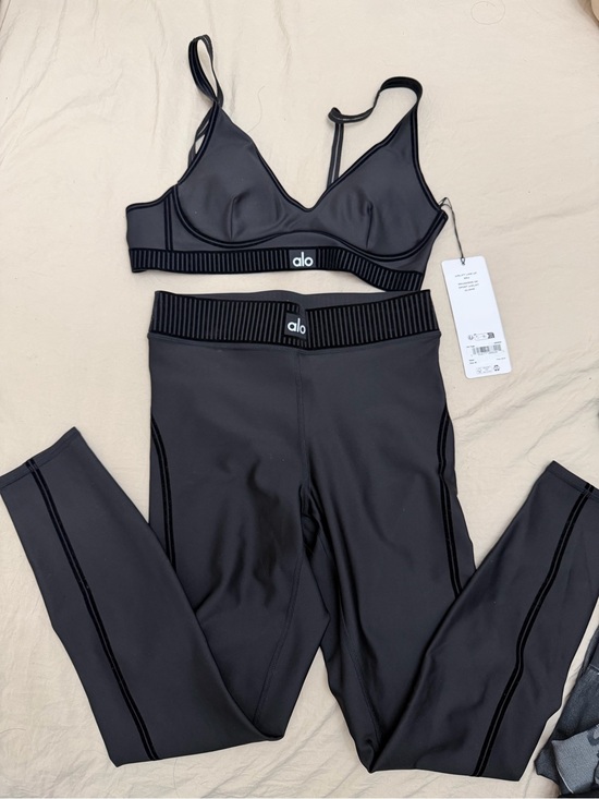 ALO Yoga Pants - ALO Yoga Black Seamless Sports Bra and Leggings Set